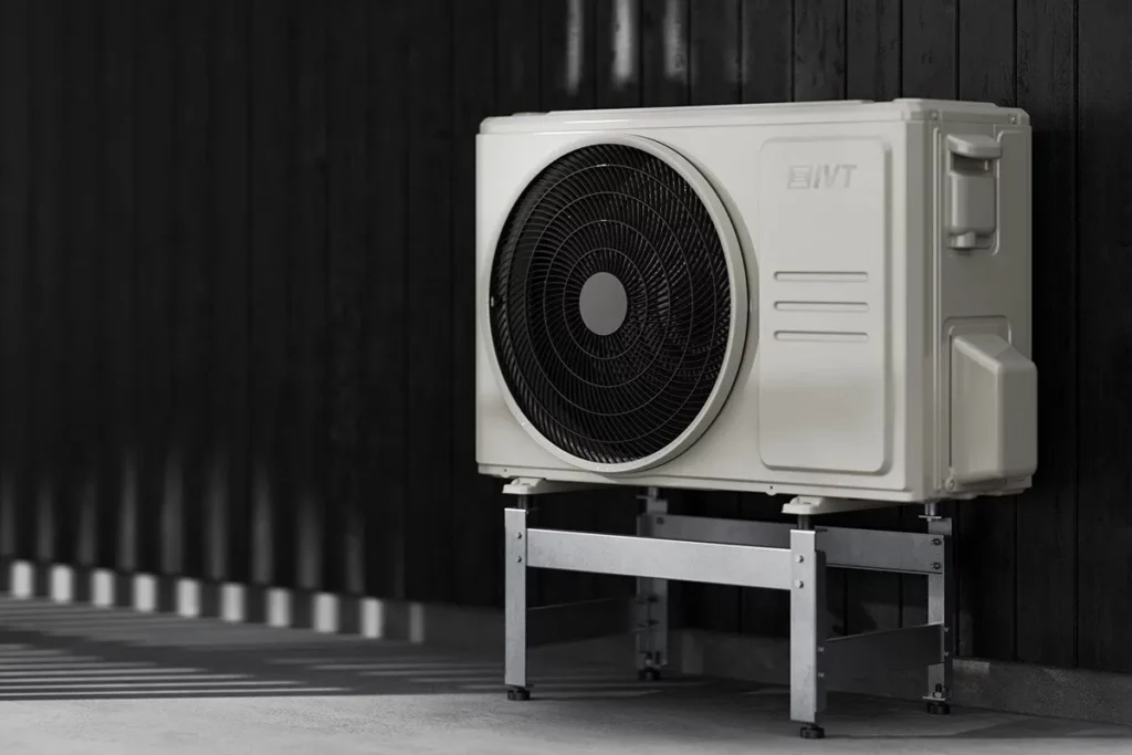 Utedel till IVT Aero 700 monterad på ett stabilt markstativ utomhus