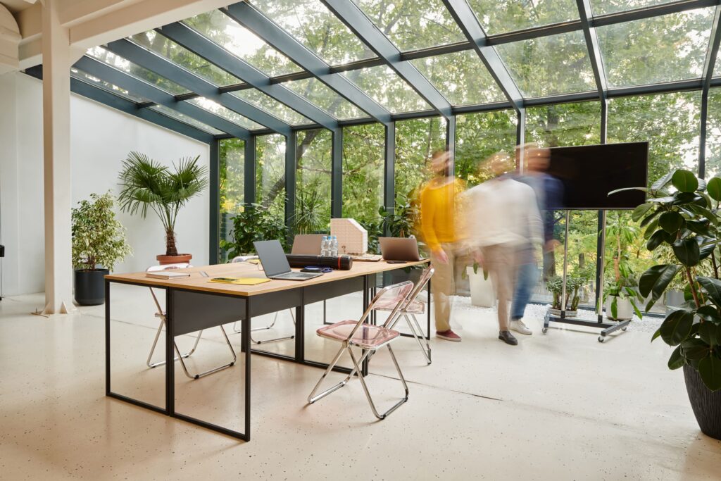 Ett aktivt team som arbetar i ett modernt kontor