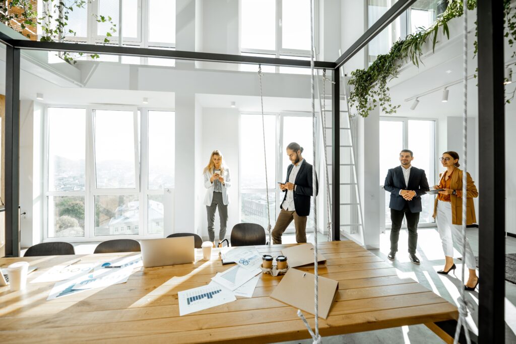 Medarbetare i ett mötesrum för planering av energieffektiva lösningar