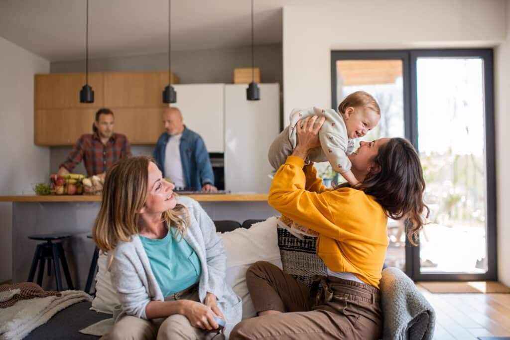 Familj som njuter av ett varmt och energieffektivt hem med värmepump i Östergötland