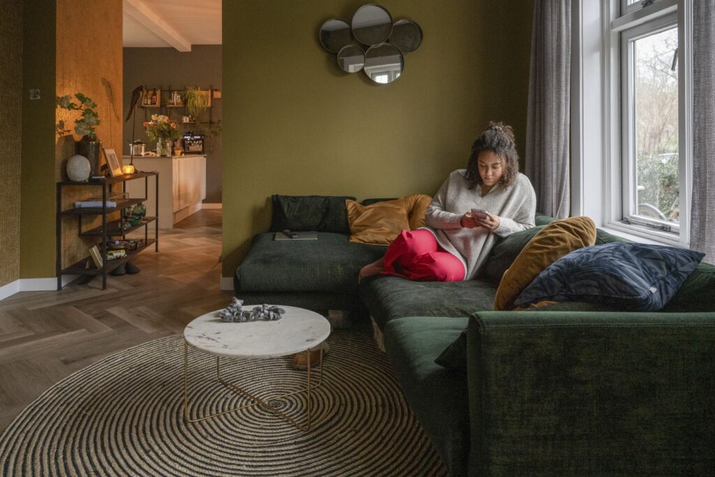 En kvinna som ser på ultraljudsbilder i ett varmt och tryggt hem