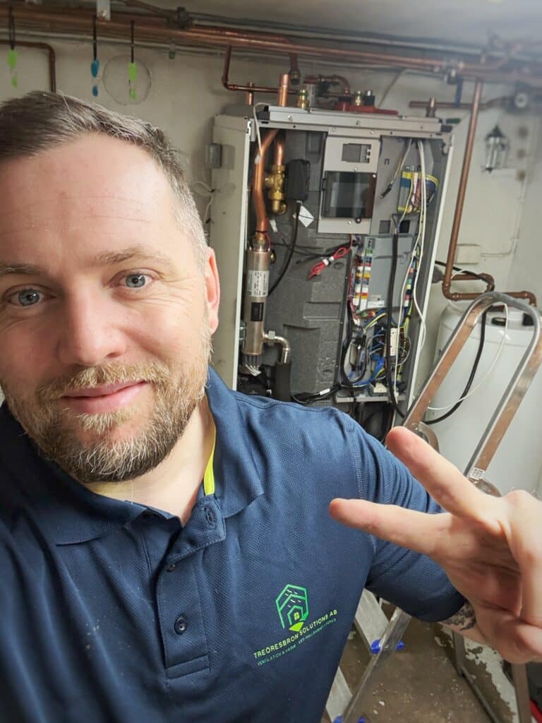 Medarbetare på Treöresbron Solutions arbetar med en fastighetsvärmepump